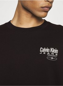 تصویر تی‌شرت گردن‌گرد با طرح گرافیکی برند calvin klein jeans Graphic Print Crew Neck T-Shirt