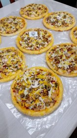 تصویر پیتزا نیمه آماده لذیذ پروتئین 