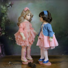 تصویر عروسک دستساز پارچه ای سه بعدی _هانا (پناه و امید) +جعبه چوبی ویترینی لوکس 