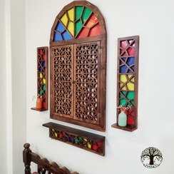 تصویر پنجره سنتی با طلق و شلف زیر 