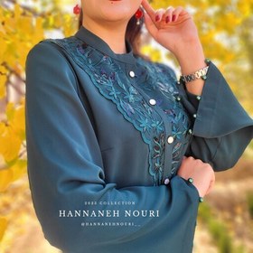 تصویر شومیز سبز زمردی با تور کارشده مجلسی و آستین مروارید دوزی شده 