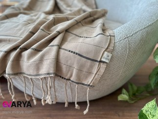 تصویر شال مبل منگوله دار طرح Boa برند Barine ابعاد 180×130 رنگ بژ خاکی 