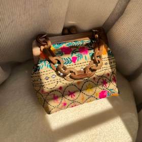 تصویر کیف دستی دهانه چوبی و زنجیر چوبی سوزن دوزی Wooden frame handbag