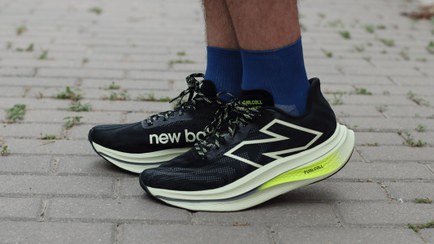 تصویر کتونی نیوبالانس مدل Fuelcell Rebel V2 ساخت ویتنام - ۴ New Balance Fuelcell Rebel V2 made in Vietnam