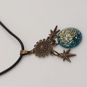 تصویر گردنبند رزینی طرح سنتی مدرن 