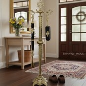 تصویر پاشنه کش ایستاده با برس کفش تاجی 