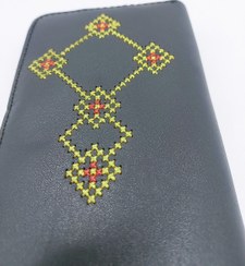 تصویر کیف پول کتی چرم دست دوز مدل کیهان طرح شماره دوزی گل ناز 