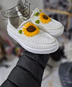 تصویر گیوه زنانه سفید طرحدار 