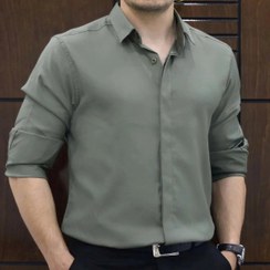 تصویر پیراهن مردانه مجلسی مدل ۲۰۲۵ پارچه ساتن کش سایز ۳XL تا L سبز زیتونی 