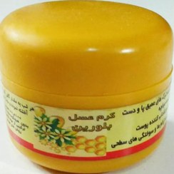 تصویر کرم ترک پا بلورین با موم زنبور عسل 