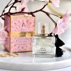 تصویر عطر ادوپرفیوم زنانه لالیک لامور حجم ۵۰ میلی لیتر رایحه شیرین 