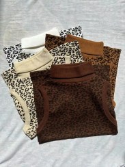 تصویر تاپ یقه اسکی پلنگی زنانه کد 1084 - سفید Women's leopard turtleneck top, code 1084