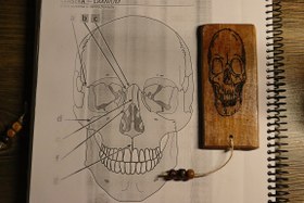 تصویر بوک مارک چوبی سوخت نگاری شده طرح اسکلت Skeleton design wood burning bookmark