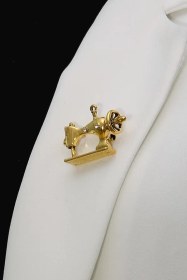 تصویر کد A-175 | گل‌سینه چرخ خیاطی طلایی 