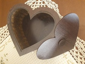 تصویر جعبه قلب چوبی ولنتاین 