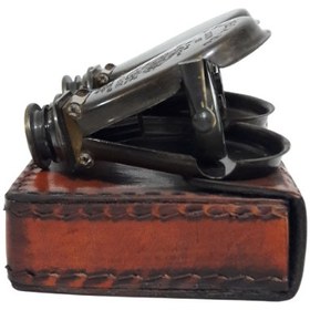 تصویر دوربین دوچشم انگلیسی تاریخدار 1857 میلادی همراه کیف چرم 