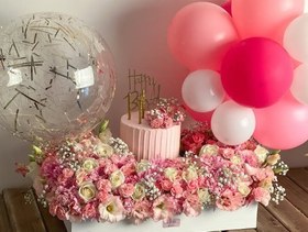 تصویر کیک با دسته گل رز قرمز 