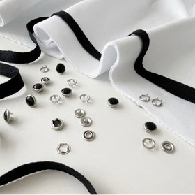 تصویر دکمه نگین دار مشکی 