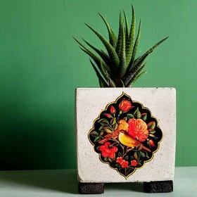 تصویر گلدان بتنی طرح گل و مرغ 