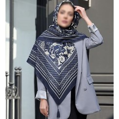 تصویر روسری کرپ حریر منگوله دار قواره ۱۳۰ زمینه سرمه ای 