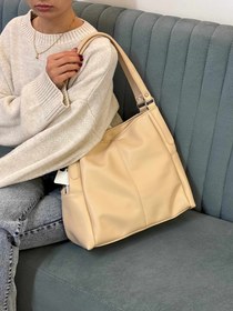 تصویر کیف دوشی بزرگ زنانه - کرم 