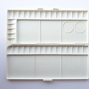 تصویر پالت آبرنگ شین هان ۴۲ خانه پالت درب دار شین هان از جنس پلاستیک با کیفیت بالا و بسیار سبک دارای فضای مناسب جهت ساختن رنگ قابل استفاده برای آبرنگ و گواش موجود به صورت 42 خانه ابعاد این پالت 36 در 16 سانتی متر می باشد محصول کره