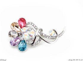 تصویر گل سینه طرح گلبرگ رنگی 