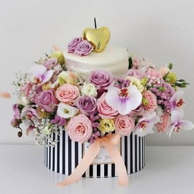 تصویر خرید کیک تولد نیم کیلویی و باکس گل 