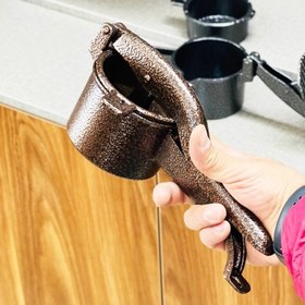 تصویر آب انار گیری دستی 