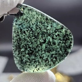 تصویر گردن آویز سنگ یشم زغالدار معدنی نمونه خاص کد 32971 