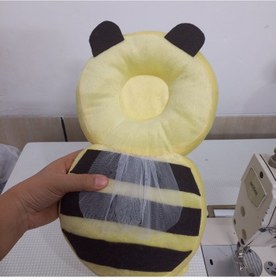 تصویر محافظ سر نوزاد طرح زنبور 