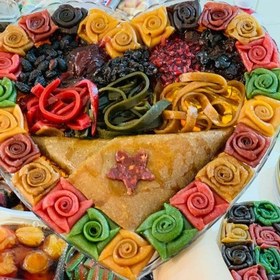 تصویر دسر ترکیبی لواشک گل رز در طعم های مختلف و ترشک های متنوع با سمبوسه شکم پر و سس مخصوص 