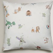 تصویر کوسن کودک با طرح داستان اسباب‌بازی از برند زارا 