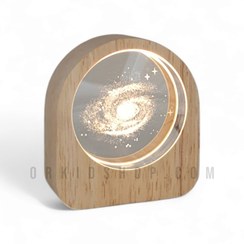 تصویر چراغ خواب شیشه ای طرح کهکشان با قاب چوبی 