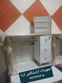 تصویر میزناخن همراه با استند لاک نوارکشی طلایی ابعاد ۴۰×۱۰۰ 