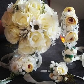 تصویر دسته گل عروس به همراه تاج و دستبند و گل داماد 
