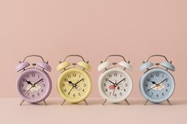 تصویر ساعت رومیزی طرح خرگوش کوچک 