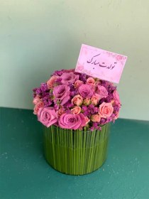 تصویر باکس شیشه ای گل رز مینیاتوری و زنبوری 