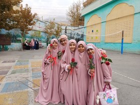 تصویر چادر جشن تکلیف کالباسی روشن سایز ۱۳۵ سانتیمتر با کیف و سجاده مخمل 