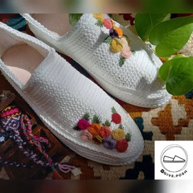 تصویر گیوه گلدوزی شده طرح گل 