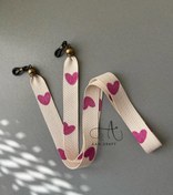 تصویر بند عینک طرح قلب صورتی 