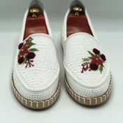 تصویر گیوه زنانه سفید طرح دار دست دوز نخ ابریشم کف دوخت Give