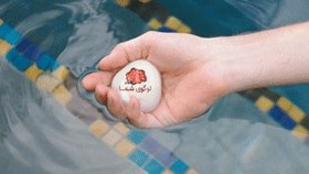 تصویر موکاپ متحرک لوگو روی سنگ سفید در دست مرد در آب حوض یا برکه 