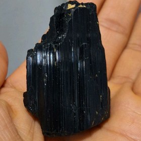 تصویر گردنبندتورمالین سیاه خواص و فواید سنگ تورمالین سیاه (Black Tourmaline) یا شورل (schorl) 