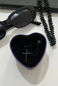 تصویر پیرسینگ گوش صلیب مشکی 