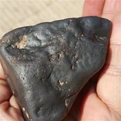 تصویر قطعه سنگ مشکوک به شهابسنگ به وزن 390 گرم 