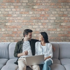 تصویر کاغذ دیواری تیتانیوم کد ۱۱۱۲۰ طرح آجر نقره‌ای 