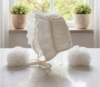 تصویر کلاه بنددار انگلیسی نوزادی رنگ شیری توردار 