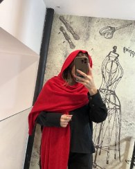 تصویر شال بافت قرمز 