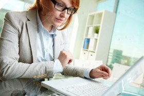 تصویر عکس با کیفیت زن با کت سفید در حال تایپ 